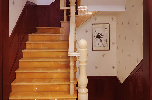 北大镇中式别墅室内汉白玉石楼梯的定制安装装饰效果